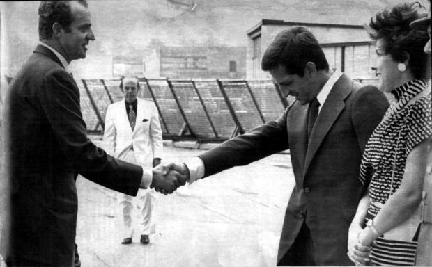 Adolfo Suárez saluda al rey Juan Carlos I en Santiago de Compostela, 1976 / ABC